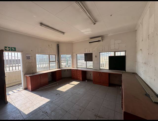 1,000M² WAREHOUSE TO LET IN WYNBERG